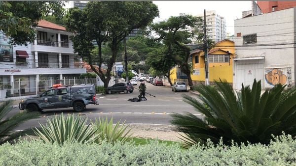 Esquadrão antibombas da PM e artefato "misterioso" por Priciele Venturini