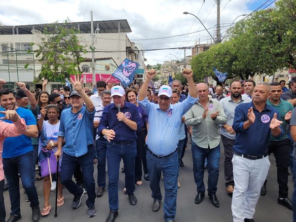 Governador Renato Casagrande, ao microfone, faz campanha em Barra de São Francisco. Com os braços para cima, o prefeito da cidade, Enivaldo dos Anjos