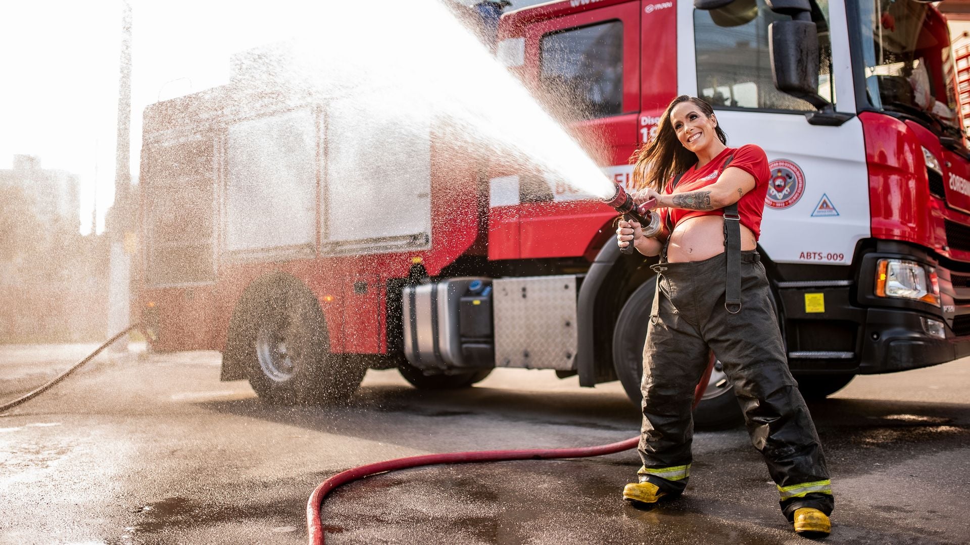 Casal de bombeiros faz ensaio fotográfico temático no ES
