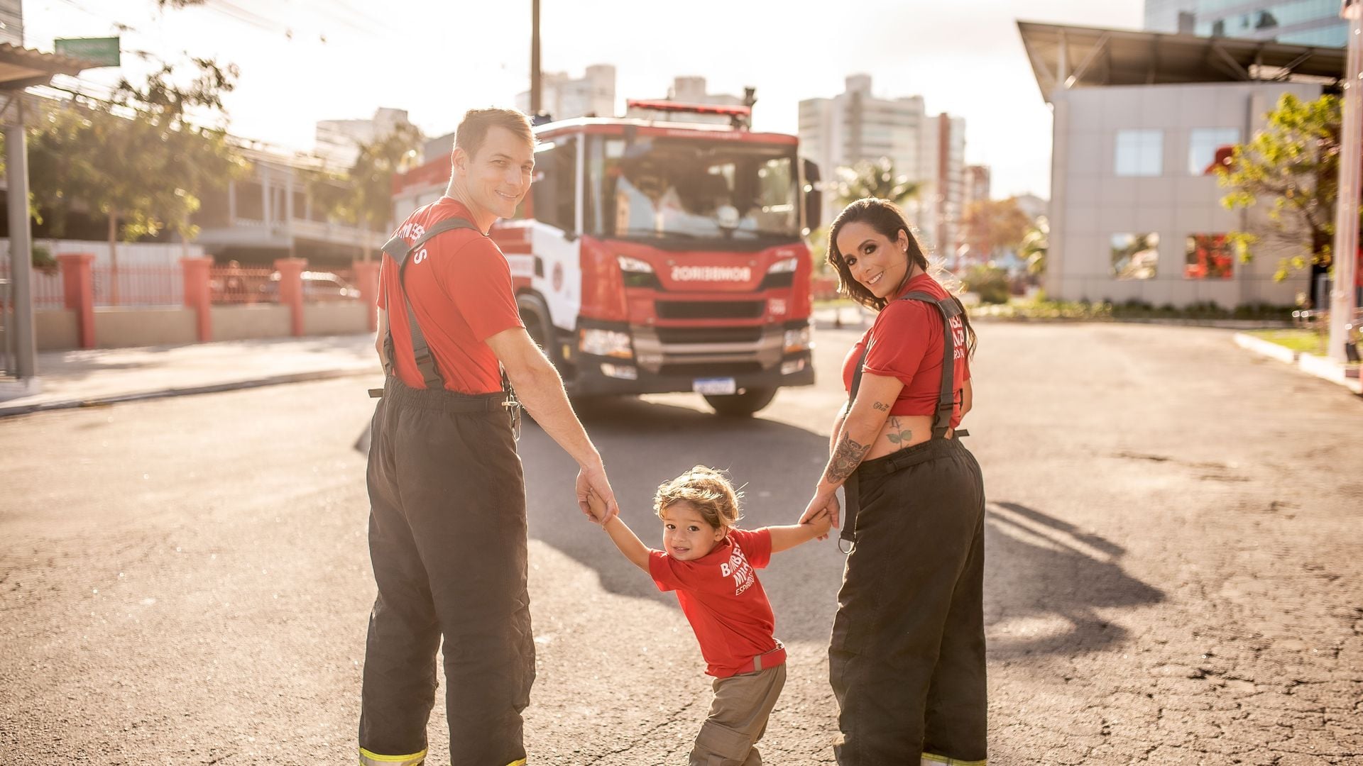 Casal de bombeiros faz ensaio fotográfico temático no ES