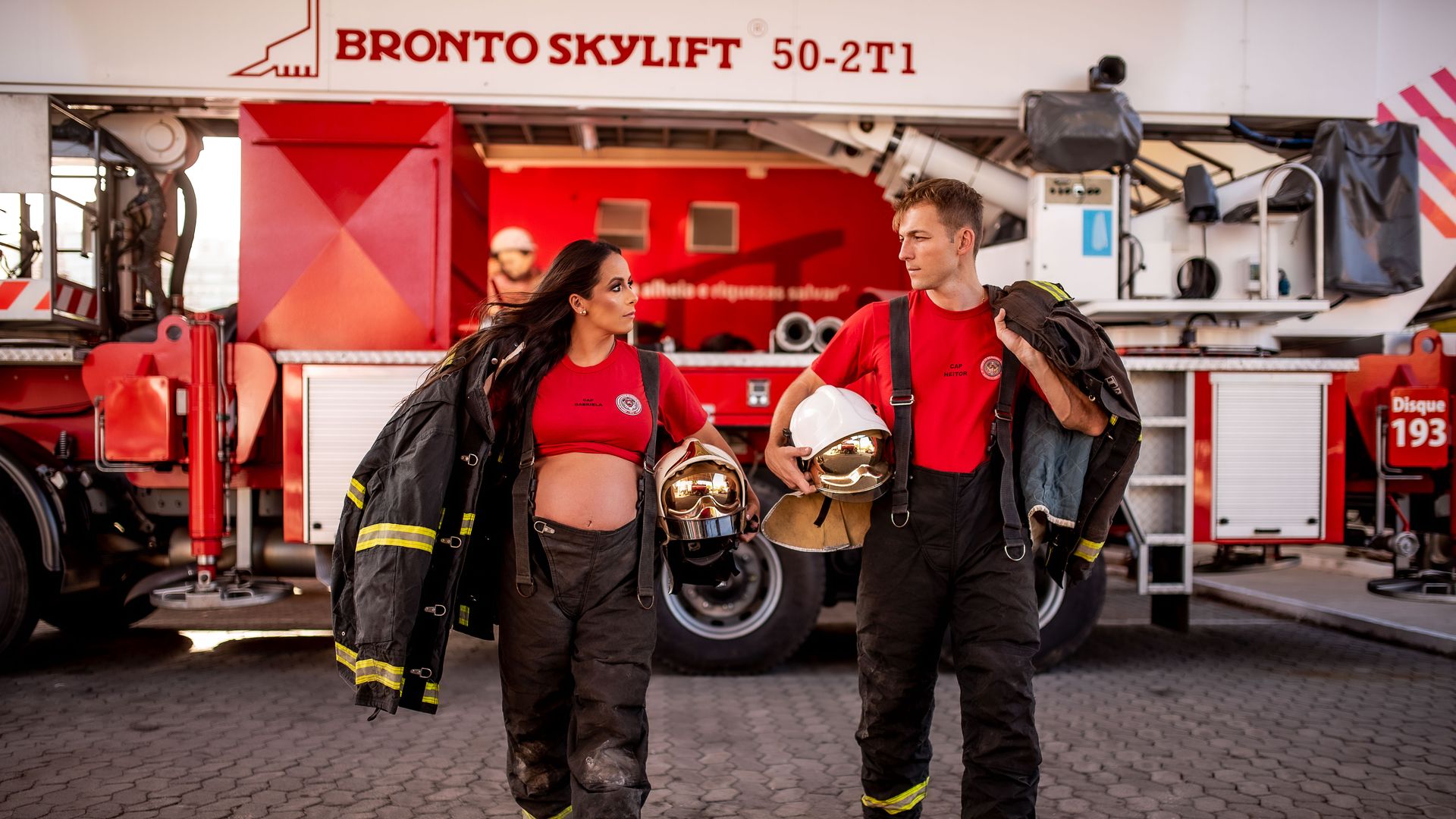 Casal de bombeiros faz ensaio fotográfico temático no ES