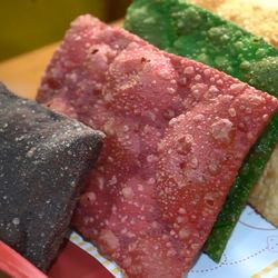 A pastelaria Parada Ibiraçu vende pastéis coloridos