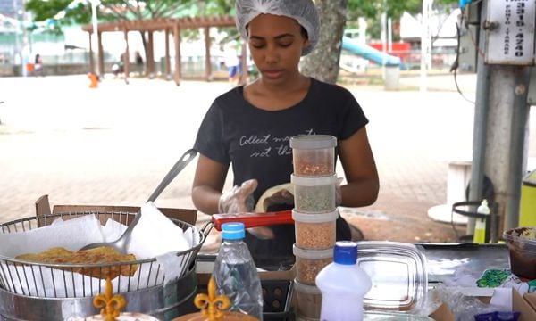 A Mylena vende pastéis com sabores exóticos na Praça de Itararé, em Vitória