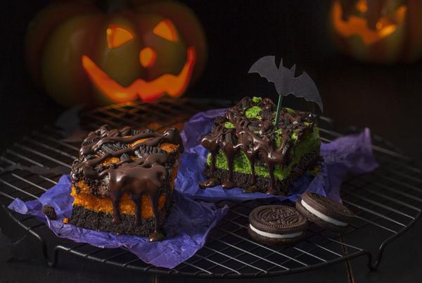 Bolo Halloween de cenoura com biscoito