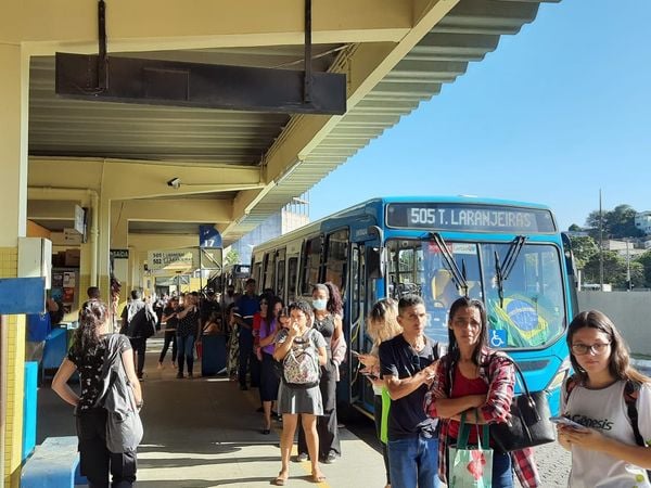 Ônibus do Sistema Transcol no Terminal de Itacibá, em Cariacica, exibe bandeira do Brasil em meio às eleições de 2022