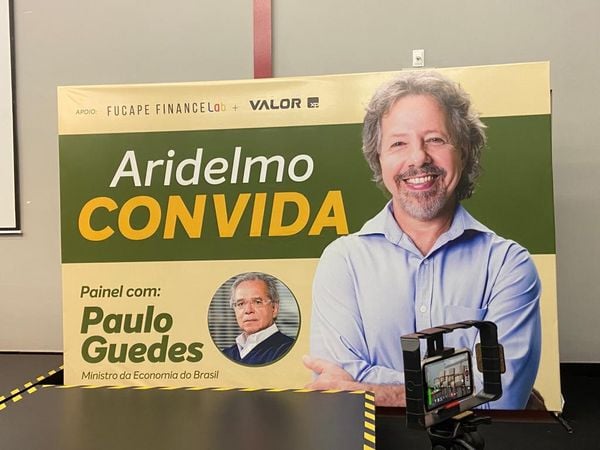 Painel exibido em destaque em palestra do ministro da Economia, Paulo Guedes, na Fucape, em Vitória
