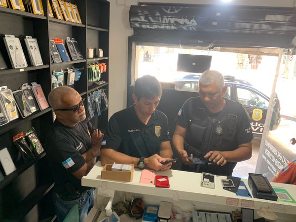 Policiais em um comércio durante operação por Polícia Civil/Divulgação