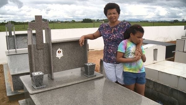 Tereza ao lado do túmulo do filho
