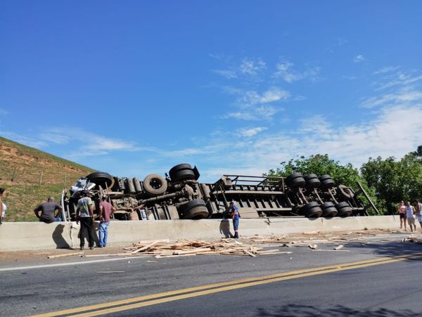 Colisão envolveu três veículos na altura da localidade de Capim Angola na tarde desta sexta (28). Até 12h140 deste sábado (29), via estava totalmente fechada, mas já está liberada