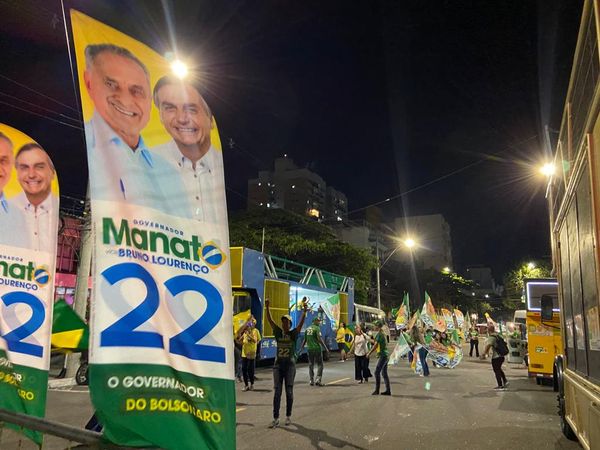 Aliados de Carlos Manato em frente à Rede Gazeta horas antes de o debate com Renato Casagrande começar