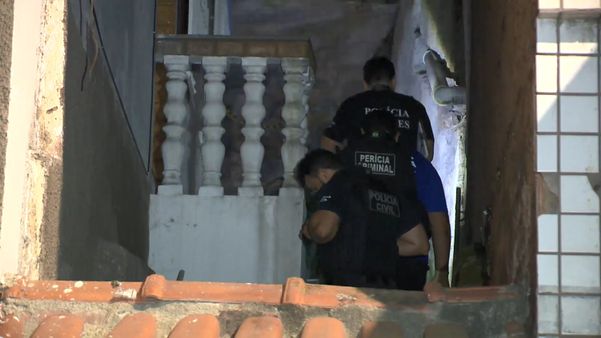 Mulher foi assassinada a facadas dentro de casa em Vila Velha. A filha e o namorado da menina são suspeitos do crime