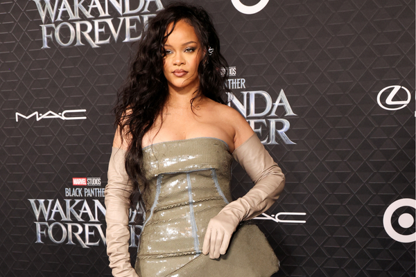 Rihanna retorna à cena musical e lança 'Lift Me Up'