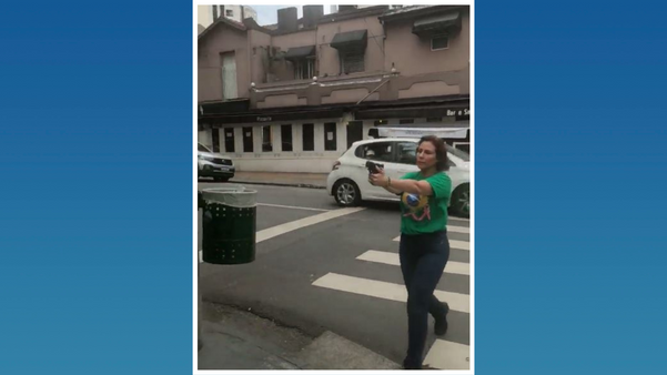 Carla Zambelli apontando arma para pessoas em São Paulo