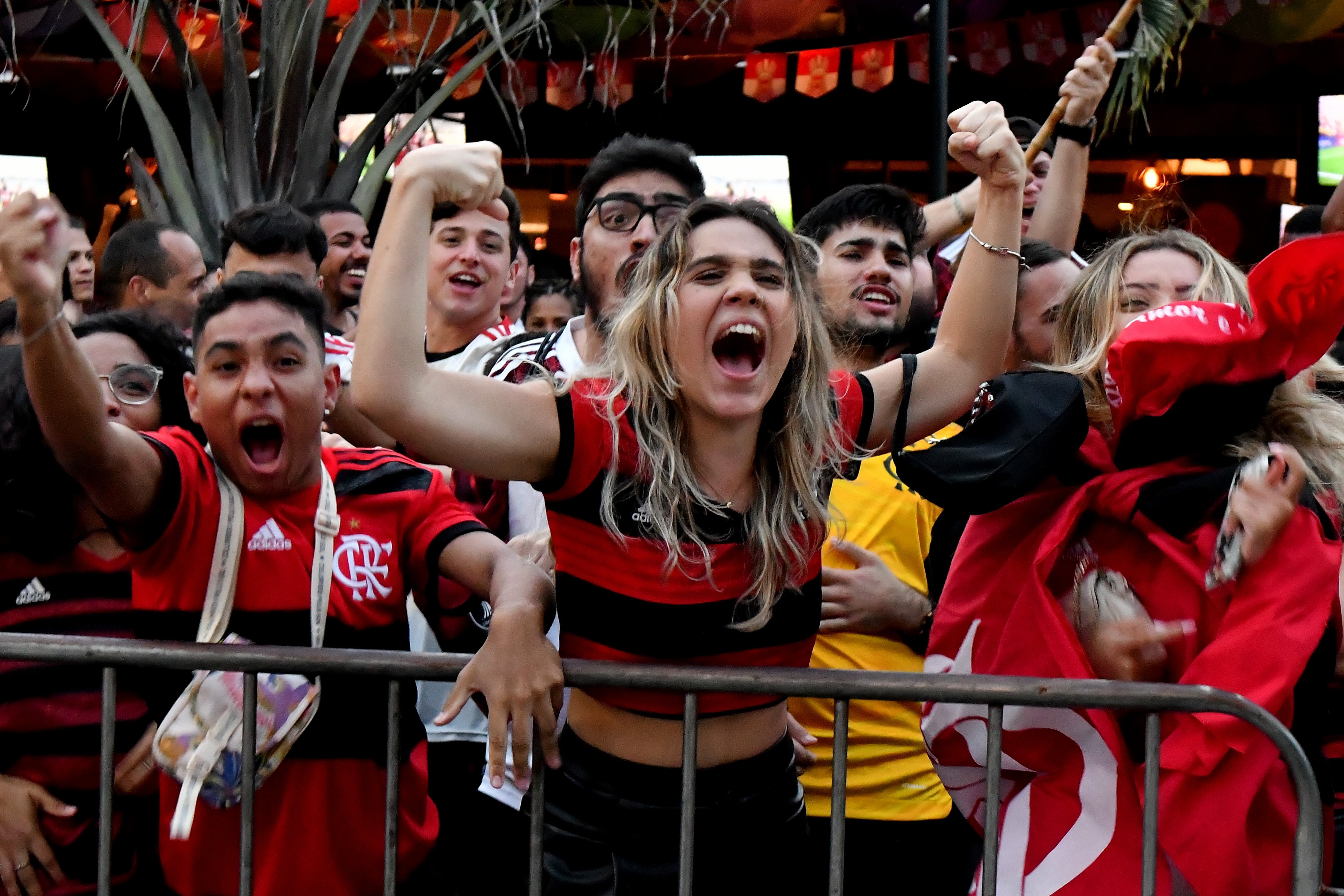 A Gazeta Torcida Do Flamengo Comemora O Título Da Libertadores Nos Bares De Vitória 0840