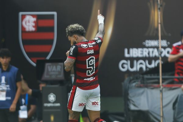 Gabigol comemora o gol contra o Athletico-PR