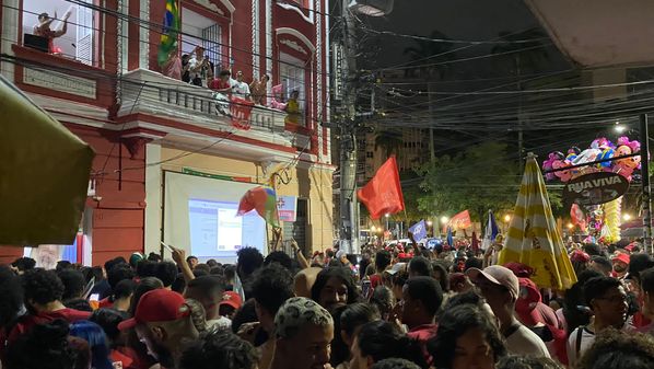 O prédio vermelho de três andares na Praça Costa Pereira, no Centro de Vitória, que abrigou o antigo Hotel Imperial, hoje é um centro cultural que reúne militantes da esquerda no ES