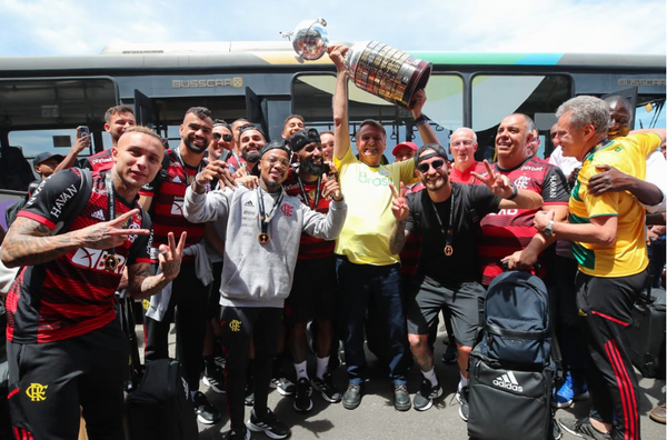 Após votar Bolsonaro vai até aeroporto receber jogadores do Flamengo