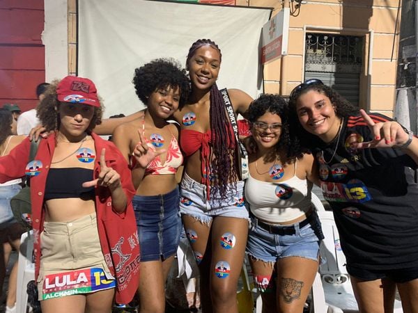 As amigas Livia Ignes, 23, Lesllyenara Meira, 18, Kaylane Reis, 18, Mariana Morelato, 20, e Samara Maria, 20, comemoraram a vitória de Lula