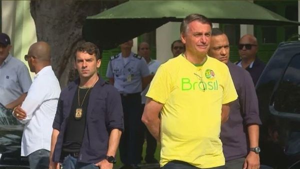 O candidato à reeleição à presidência da República, Jair Bolsonaro (PL), chegou para votar na Vila Militar, Zona Oeste do Rio, pouco antes das 8h deste domingo (30).
