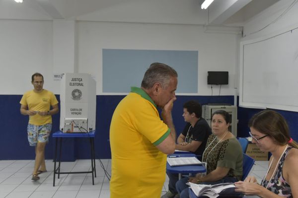Candidato Manato vota no Colégio Darwin da Mata da Praia por Rodrigo Gavini