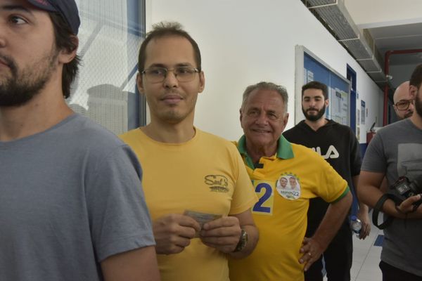 Candidato Manato vota no Colégio Darwin da Mata da Praia por Rodrigo Gavini