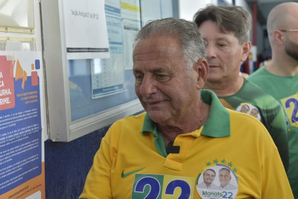 Candidato Manato vota no Colégio Darwin da Mata da Praia por Rodrigo Gavini