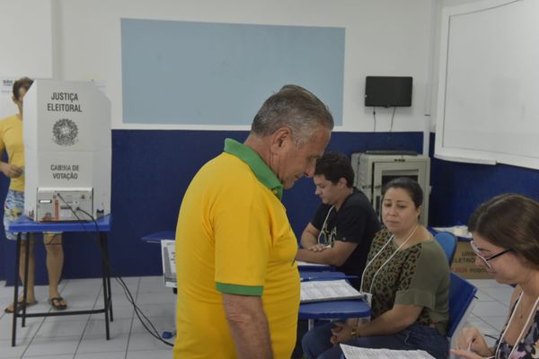 Candidato Manato vota no Colégio Darwin da Mata da Praia por Rodrigo Gavini