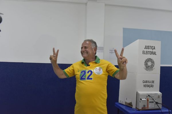 Candidato Manato vota no Colégio Darwin da Mata da Praia por Rodrigo Gavini