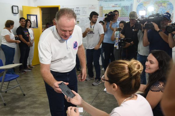 Casagrande e sua esposa Virgínia votam em escola de Vitória por Carlos Alberto Silva