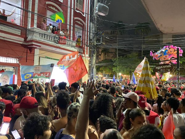 Comemoração no Centro de Vitória após Lula (PT) ser eleito presidente da República por Bethania Miranda