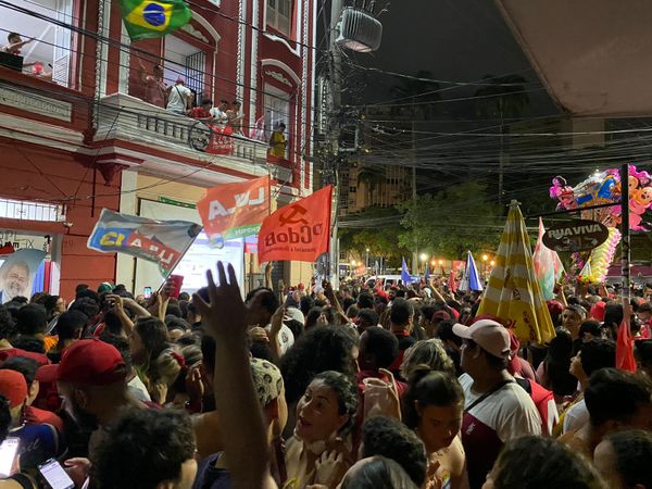 Comemoração no Centro de Vitória após Lula (PT) ser eleito presidente da República por Bethania Miranda