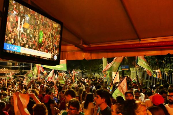 Comemorações dos apoiadores de Lula (PT) no bar Pimenta Carioca. por Fernando Madeira
