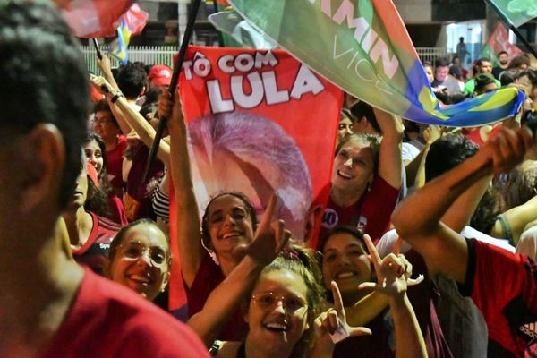 Comemorações dos apoiadores de Lula (PT) no bar Pimenta Carioca. por Fernando Madeira