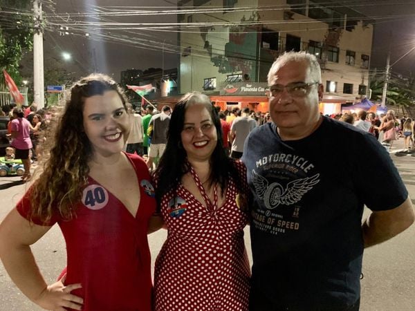 Emeli Rocio, ao lado dos pais, Emanuel e Elisângela Rocio, acompanharam a apuração em um bar de Jardim da Penha por Vitor Recla