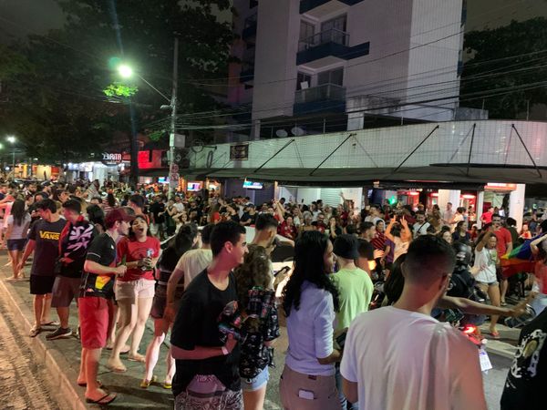 Festa na Rua da Lama, em Jardim da Penha, após vitória de Lula (PT) por Vitor Recla