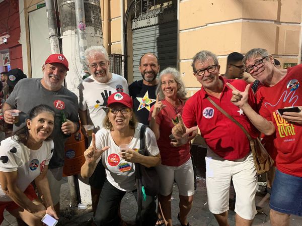 Hélio Mattos Jr, de camisa branca, se encontrou com os amigos em frente ao "Triplex" para acompanhar a apuração dos votos, no Centro de Vitória por Beatriz Heleodoro