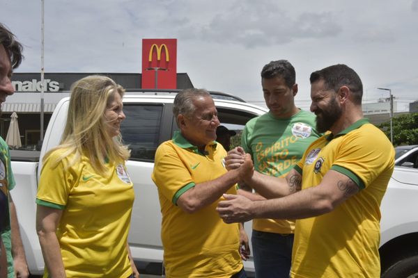 Manato chega para votar no Colégio Darwin de Mata da Praia por Rodrigo Gavini