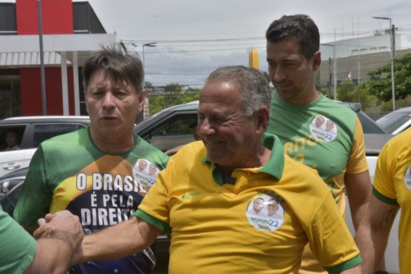 Manato chega para votar no Colégio Darwin de Mata da Praia por Rodrigo Gavini