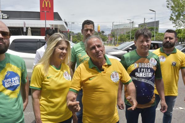 Manato chega para votar no Colégio Darwin de Mata da Praia por Rodrigo Gavini