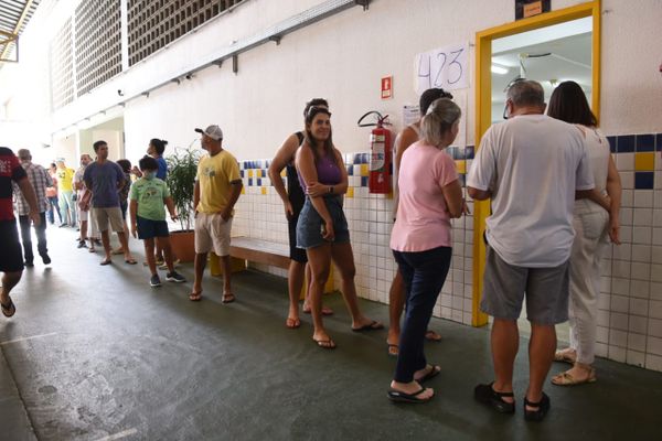 Movimento de eleitores na Escola São Domingos,  Vitória  
