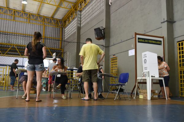 Movimento de eleitores na Escola São Domingos, em Vitória