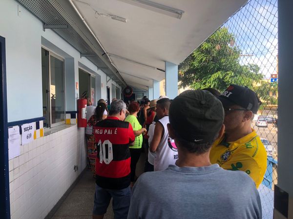 Na Emef Alberto de Almeida, em Santo Antônio, Vitória, eleitores enfrentam filas para votar na seção 674