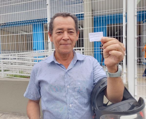 O pescador Luis Henrique Loureiro dos Santos, 54, acordou cedo para votar na Escola Bartouvino Costa, no centro de Linhares