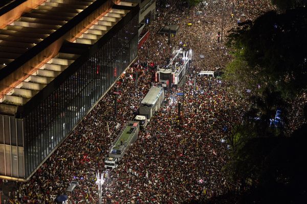 Presidente eleito após o resultado das eleições 2022, Lula discursa para multidão na Av. Paulista