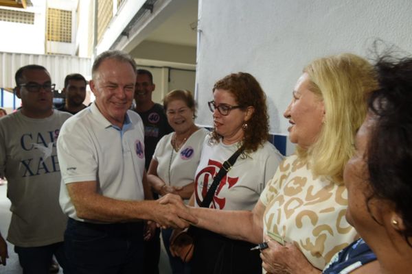 Renato Casagrande chega na fila para votar em escola de Bento Ferreira por Carlos Alberto Silva