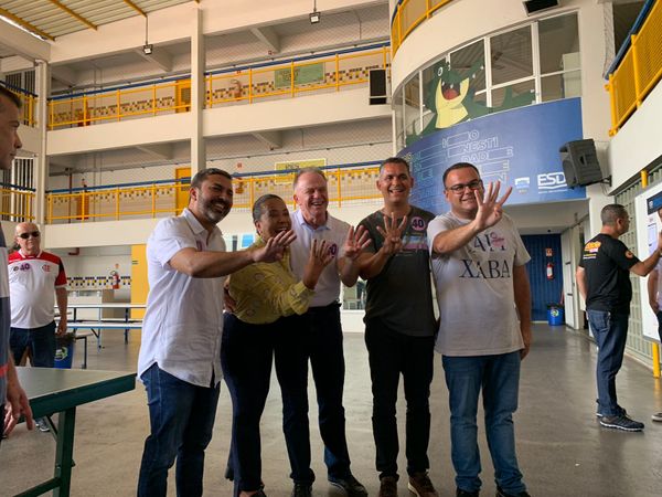 Renato Casagrande chega para votar em escola de Bento Ferreira por João Vitor Castro