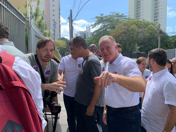 Renato Casagrande chega para votar em escola de Bento Ferreira por João Vitor Castro