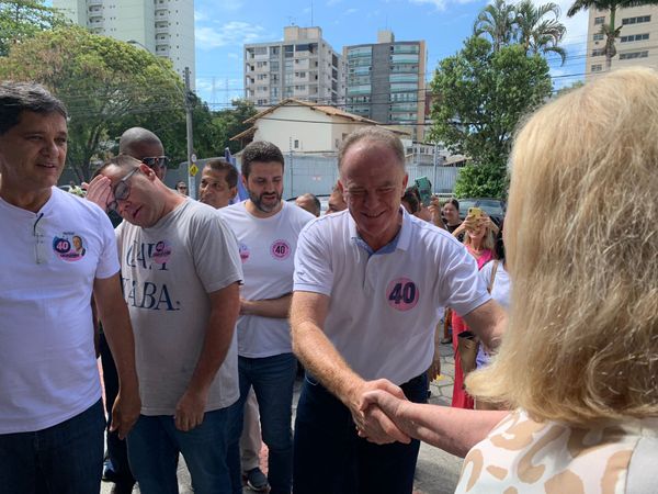 Renato Casagrande chega para votar em escola de Bento Ferreira por João Vitor Castro
