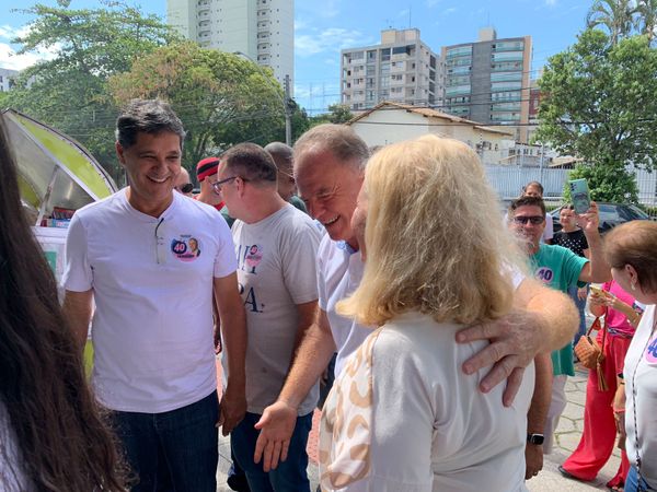 Renato Casagrande chega para votar em escola de Bento Ferreira por João Vitor Castro