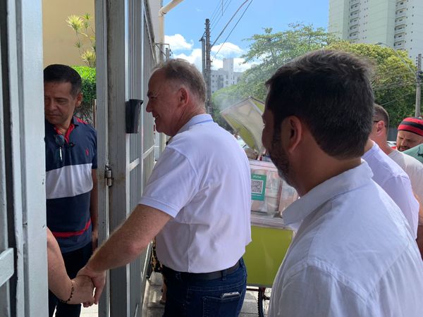 Renato Casagrande chega para votar em escola de Bento Ferreira por João Vitor Castro
